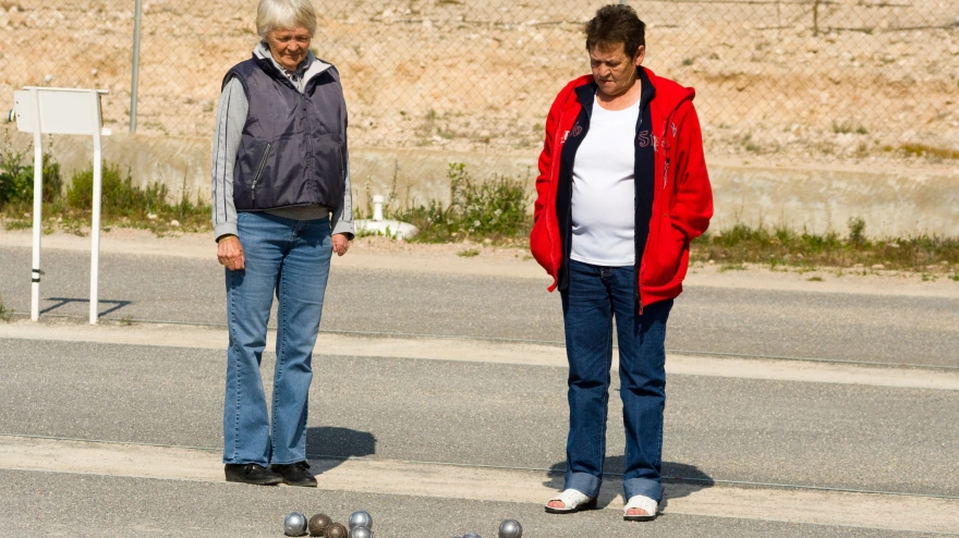 Jubilados jugando a la petanca en La Marina, España