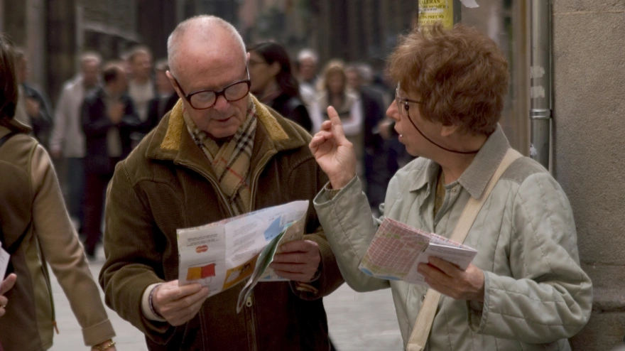 Pareja de jubilados con mapas