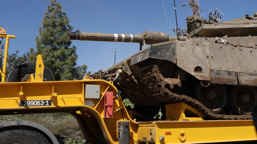 Camiones de transporte pesado transportan tanques israelíes por una carretera cerca de la frontera con el Líbano en la Alta Galilea, al norte de Israel.