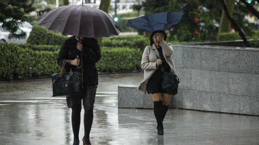 Varias personas caminan por Valencia