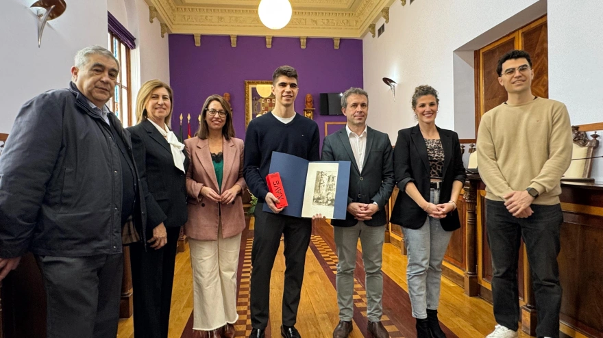 El jugador de fútbol sala, nombrado mejor jugador y máximo goleador de la Eurocopa, recibe el reconocimiento del Ayuntamiento de Jaén por su brillante trayectoria