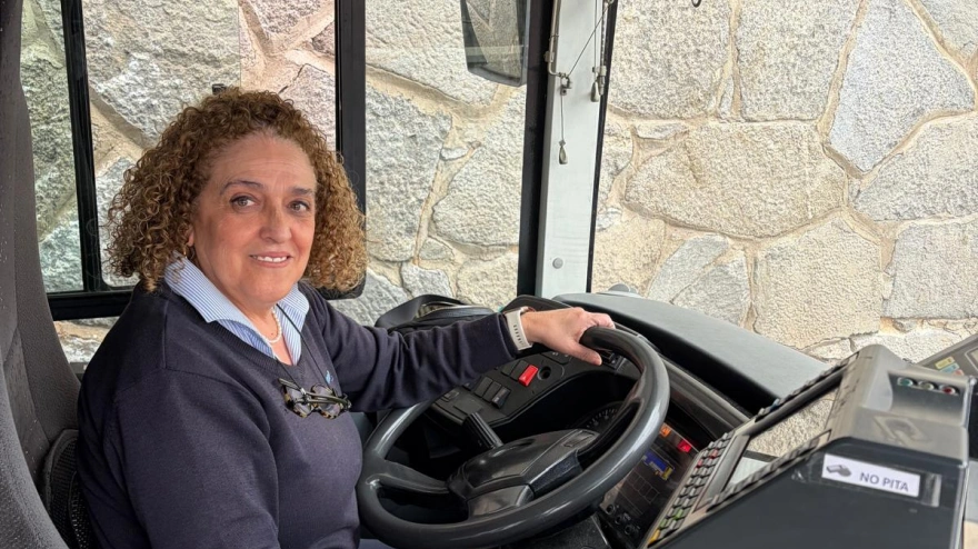 Esther lleva 29 años conduciendo un autobús en Toledo. Fue la primera mujer de la plantilla de Unauto