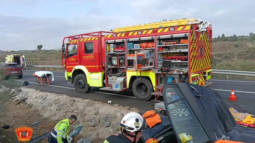 Los bomberos intervienen para excarcelar a una persona atrapada en un vehículo