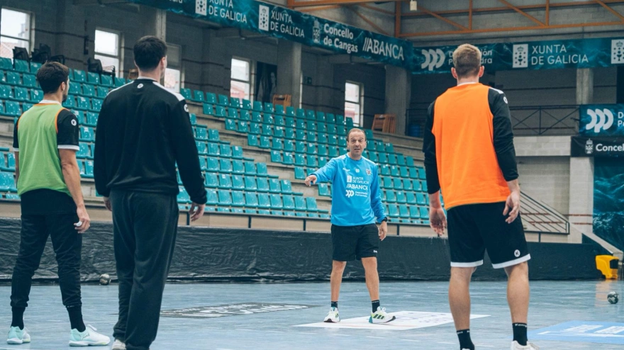 Entrenamiento de Balonmán Cangas antes de afrontar un partido vital por la permanencia