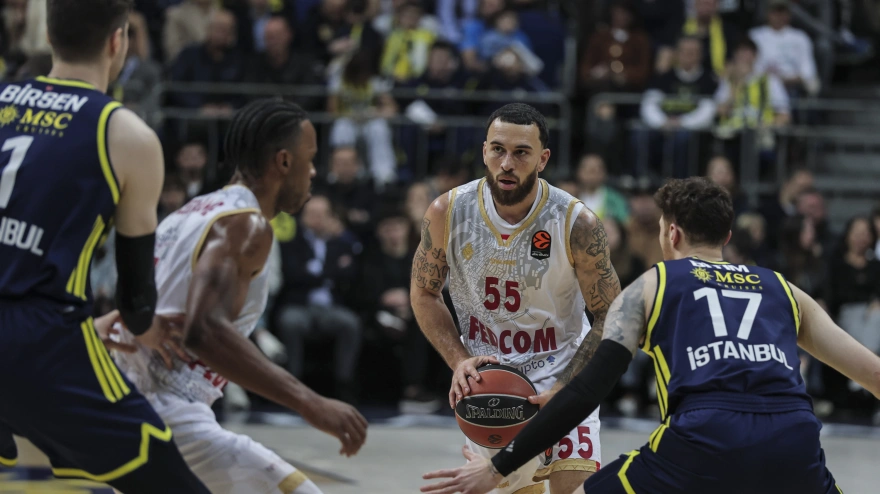 Mike James jugando contra en la Euroliga contra el Fenerbache