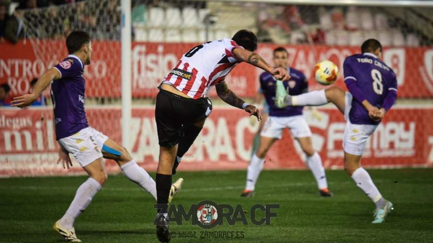 Mario García, del Zamora CF, dispara a portería