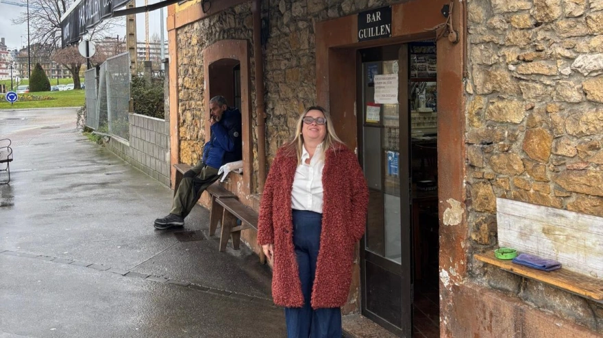 Leticia Posada frente a su establecimiento