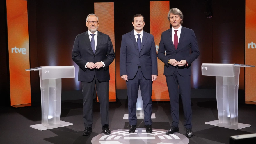 (I a D) Los candidatos a la Presidencia de la Junta Carlos Pollán (Vox); Alfonso Fernández Mañueco (PP) y Carlos Martínez (PSOE) en el primer debate de las elecciones autonómicas