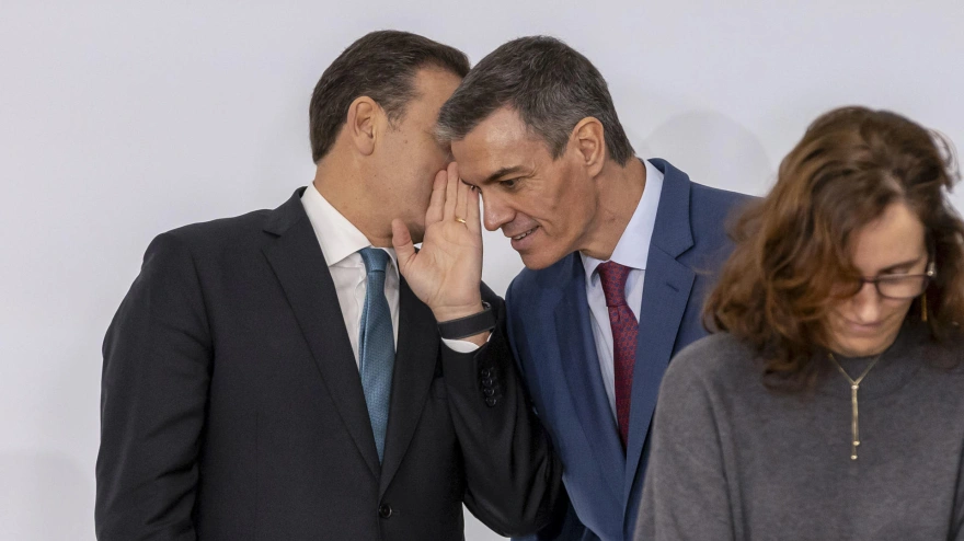 Pedro Sánchez con el primer ministro de Portugal, Luís Montenegro, durante la XVI Cumbre Hispano-Lusa