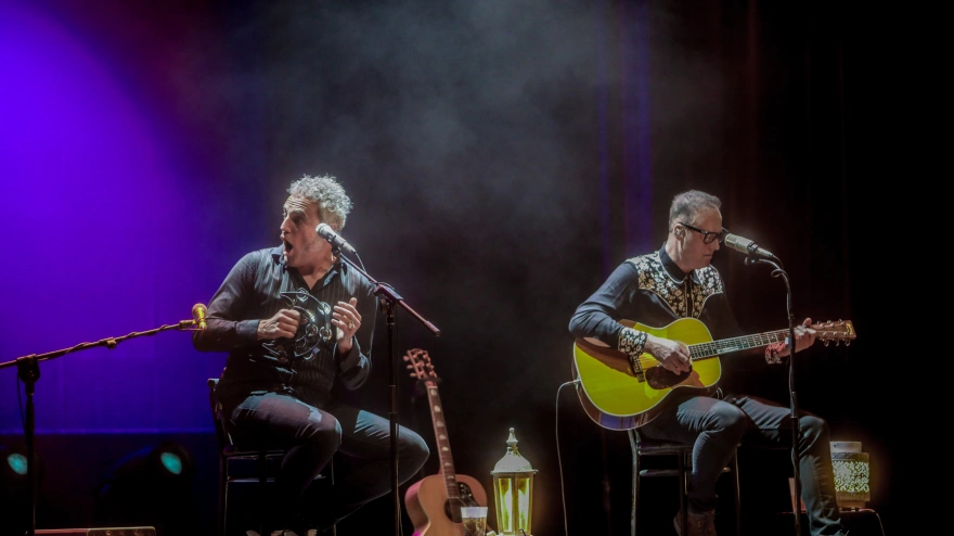 Carlos Tarque (voz, i) y Ricardo Ruipérez (guitarra) componentes de M-Clan ofrecen un concierto acústico en el Teatro Circo en el marco del festival Inverfest 2022. M-Clan, convertida en referente para muchos, es considerada como una de las mejores bandas de rock que han existido en España en los últimos años. Desde sus inicios quedó clara la pasión de la banda por el rock sureño, muy presente en sus dos primeros trabajos "Un Buen Momento" y "Coliseum", sin embargo, su estilo ha ido evolucionando a lo largo de los años, hasta fusionar a la el blues con el soul, el rythm & blues, y el hard rock más setentero.