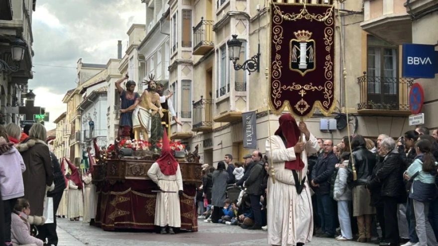 Cofradía de la Flagelación en la procesión del Viernes Santo 2025