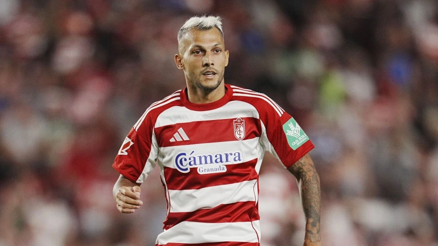 Sotichkov, cedido por el Granada al Deportivo, con la camiseta rojiblanca