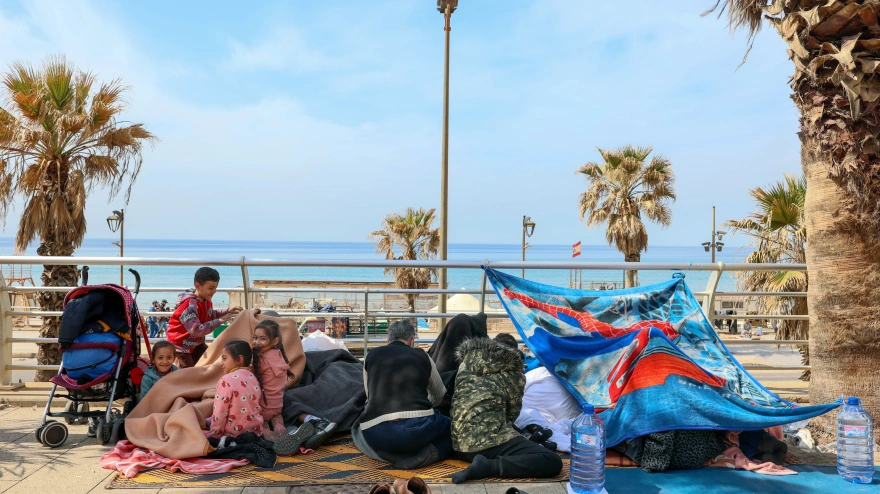 BEIRUT (Lebanon), 06/03/2026.- Displaced residents who fled Israeli airstrikes in Beirut's southern suburbs sit on the floor at the corniche waterfront in Beirut, Lebanon, 06 March 2026. The Israeli military stated it is conducting strikes across the country targeting Hezbollah infrastructure and personnel. According to the Disaster Management Unit of the Lebanese Government, more than 95,000 people have been internally displaced in collective shelters in Lebanon since Israel resumed strikes on the country. (Líbano, Hizbulá/Hezbolá) EFE/EPA/WAEL HAMZEH