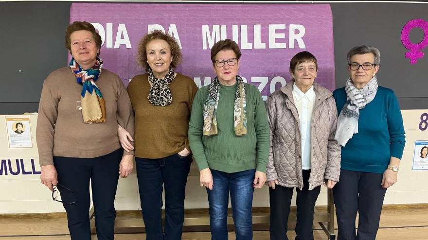 Abuelas participantes en el acto con motivo del 8M en el María Assumpta de Noia