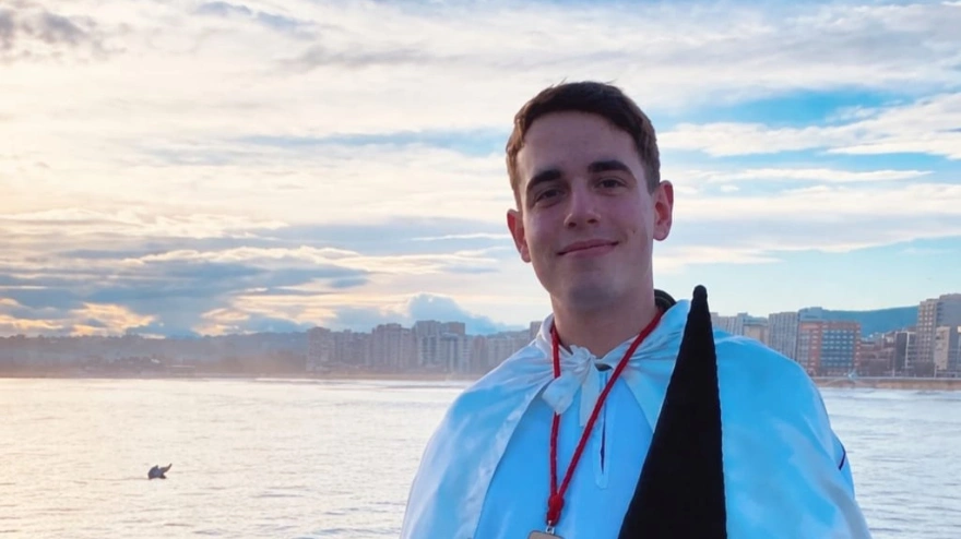 Miguel Fernández-Peña, junto a la iglesia de San Pedro, en Gijón