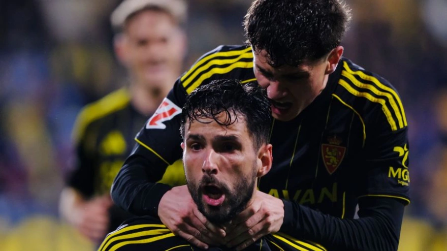 Kenan Kodro es abrazado por sus compañeros tras marcar el gol de la victoria en Cádiz