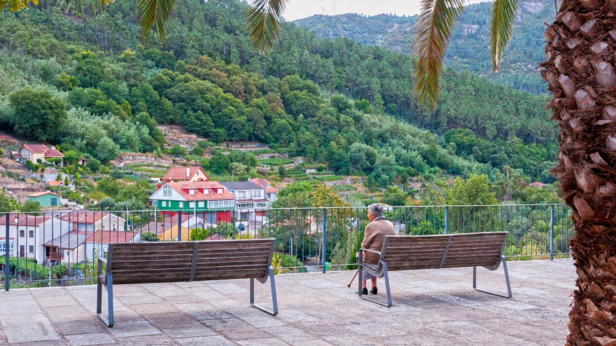 MGMJR8 Mirador con anciana. Ribadavia. Ourense. Galicia. Espana