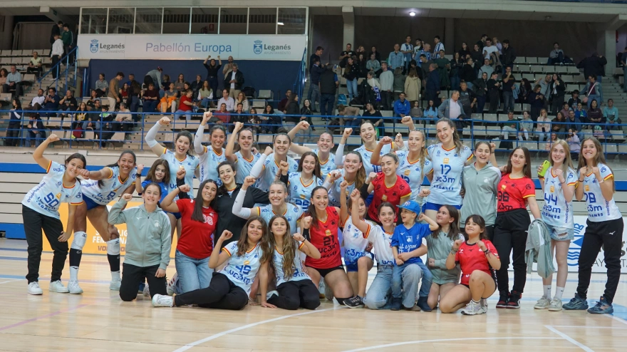 Las chicas del Voleibol Leganés celebran la victoria en un partido de la Superliga Femenina 2.