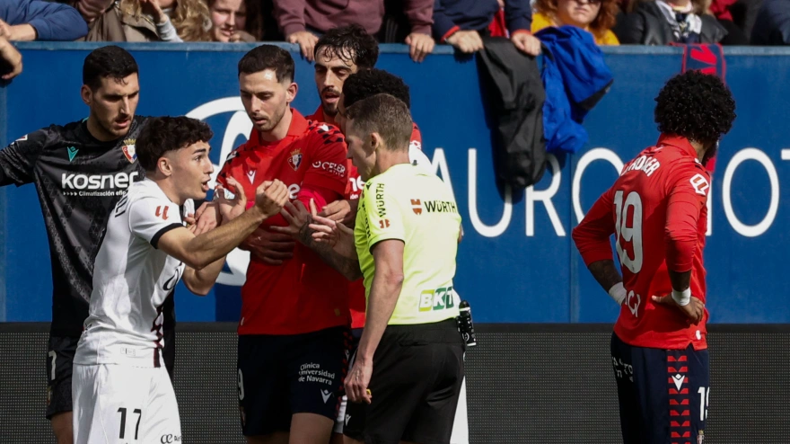 Jan Virgili protesta su expulsión al colegiado canario Hernández Hernández.