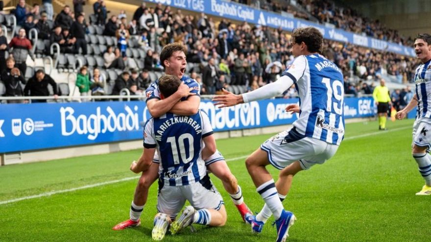 Los jugadores de la Real Sociedad B celebran la victoria