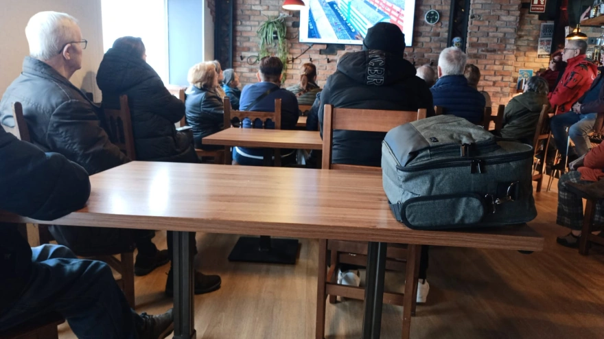 Vecinos de Las Casas Sindicales en el local del Clan de Sucellos