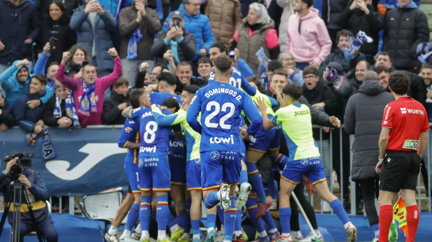Los jugadores del Getafe celebran el gol de Satriano ante el Betis