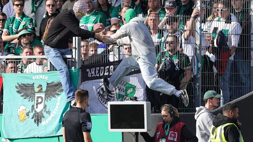 El árbitro revisa un posible penalti en el monitor apagado