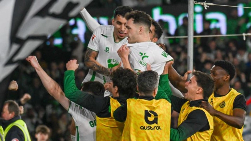 Los jugadores del Racing celebrando un gol con su afición