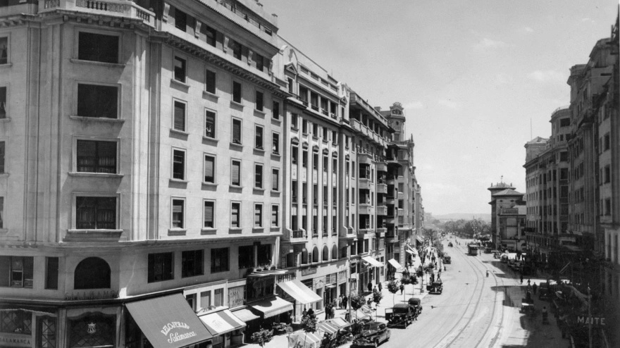 Avenida Calvo Sotelo de la ciudad de Santander (Cantabria) en una foto de los años 50