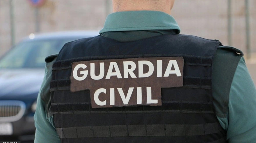 Un agente de la Guardia Civil, de espalda