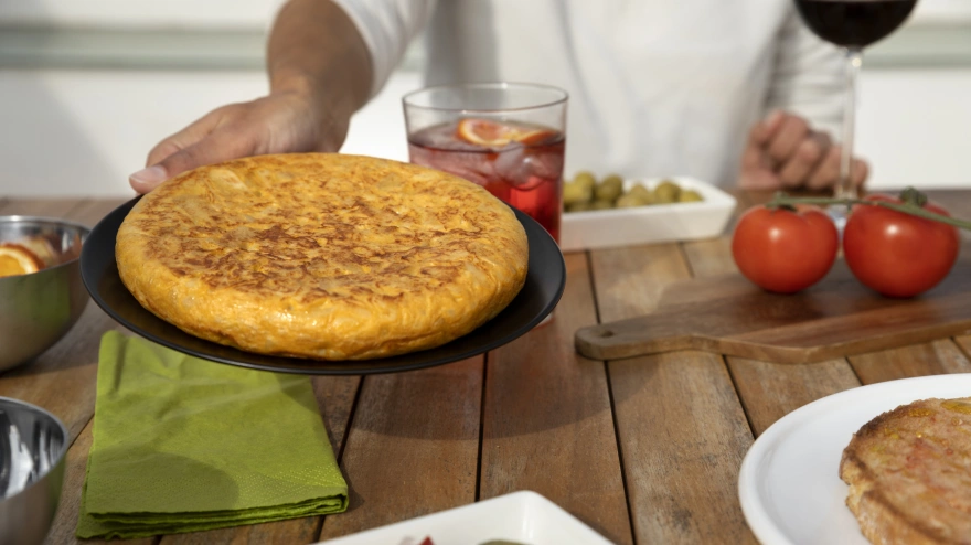 La tortilla de patata es indispensable en cualquier reunión o fiesta