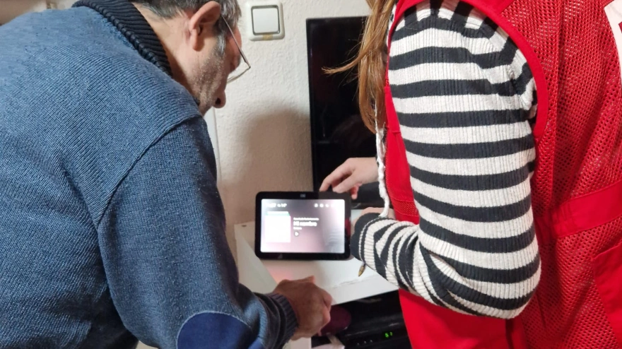 Voces en red permite combatir la soledad no deseada de los mayores dando seguridad y autonomía en el hogar y favoreciendo su socialización