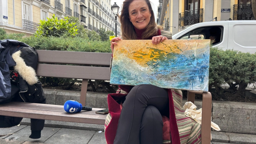 María Tarruella con uno de sus cuadros
