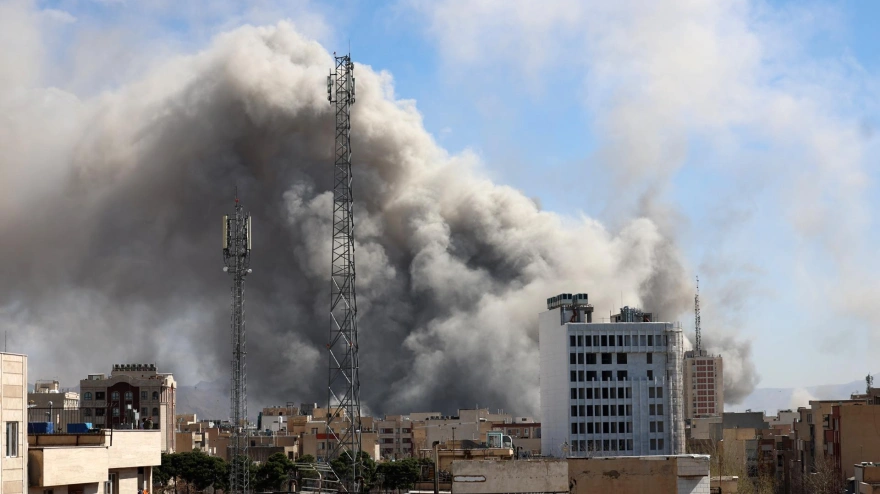 Humo en Teherán (Irán) tras un ataque israelí en una operación militar conjunta israelí-estadounidense