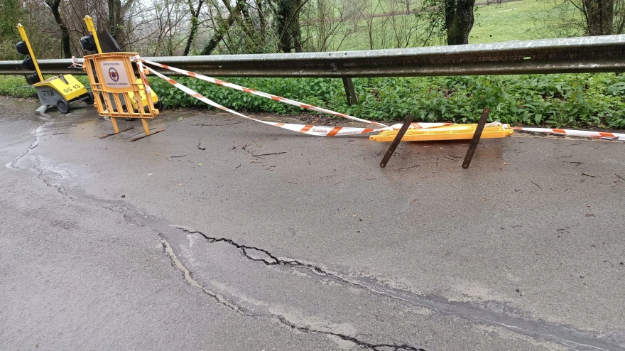 El único acceso a un pueblo de Cantabria se agrieta y pone en jaque a sus vecinos: "Se va a hundir"