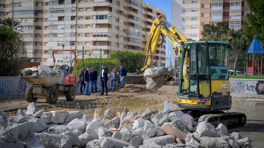 09/03/2026 El alcalde de Cádiz, Bruno García, en una visita a las obras que se están ejecutando en la zona deportiva de la Plaza Telegrafía Sin HilosPOLITICA AYUNTAMIENTO DE CÁDIZ