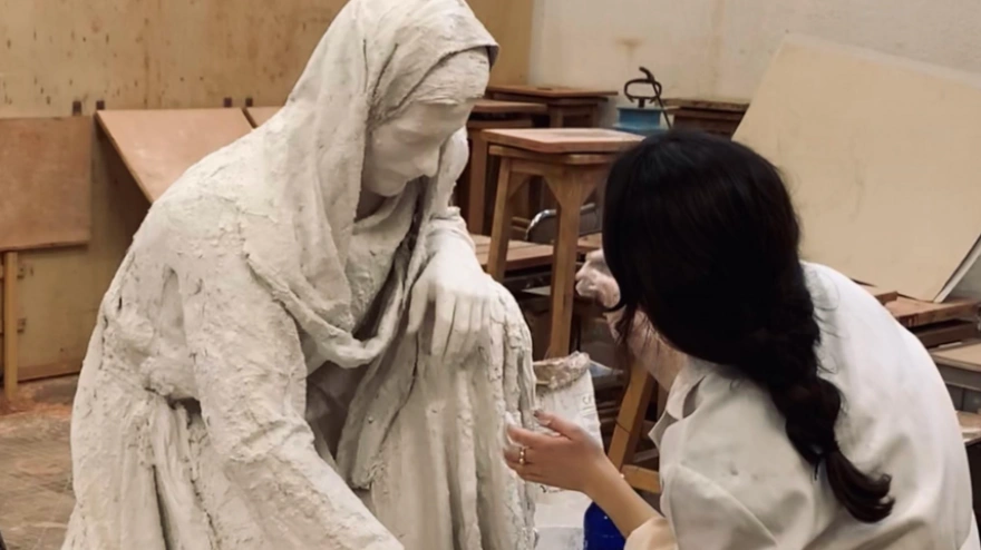 Elena Egea trabajando en una de sus últimas obras, Cristo escribiendo