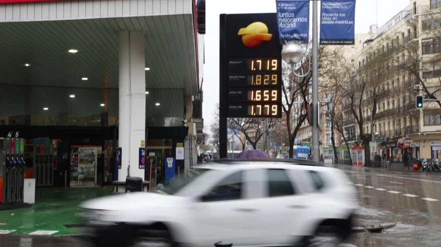 Precios de los distintos tipos de gasolina y gasoil anunciados en una gasolinera de Madrid