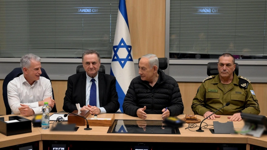 El primer ministro israelí, Benjamin Netanyahu (2-D), durante una evaluación de seguridad de emergencia con el ministro de Defensa, Israel Katz (2-I), el jefe del Estado Mayor de las FDI, Eyal Zamir (D), y el director del Mossad, David Barnea (I) en la sede militar de Kirya en Tel Aviv.