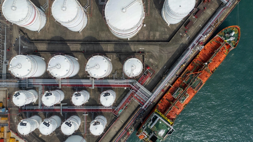 Un buque petrolero atracado junto a tanques de almacenamiento de petróleo en Hong Kong
