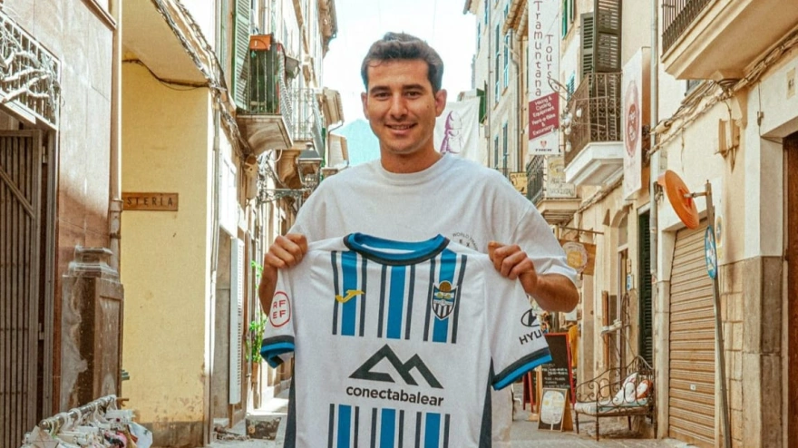 Jaume Tovar posa en su pueblo, Sóller