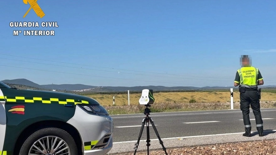 Pillados a más de 200 km/h: la Guardia Civil investiga a dos motoristas en Badajoz