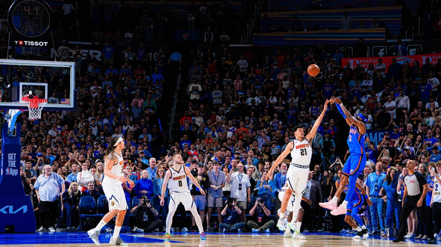 Shai Gilgeous-Alexander anotando una canasta en el partido Oklahoma Thunder - Denver Nuggets