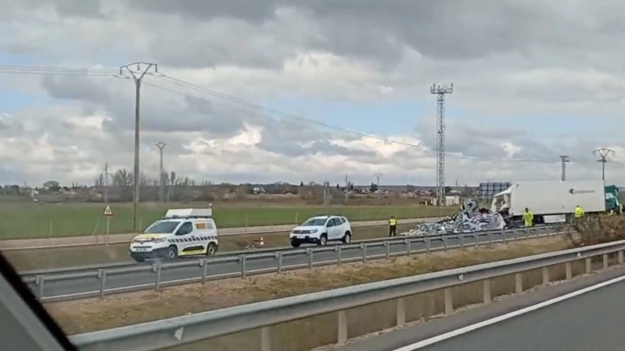 El vuelco de un camión de mercancías peligrosas obliga a cortar la autovía A-62 en Revilla Vallejera (Burgos)