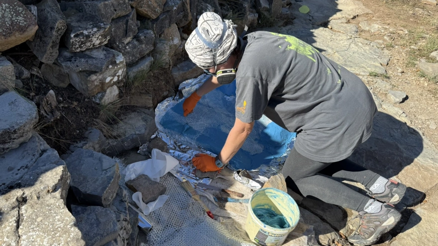 Proceso de realización de moldes de silicona de algunos de los huesos de pterosaurio y huellas de dinosaurio del yacimiento “El Pozo”