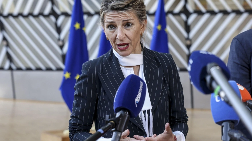 La vicepresidenta segunda y ministra de Trabajo, Yolanda Diaz, atiende a los medios en el marco de su participación en el Consejo Europeo, en Bruselas.