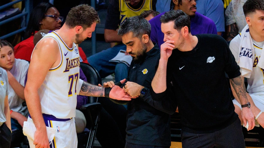 Luka Doncic, con problemas en un pulgar durante el partido frente a Knicks