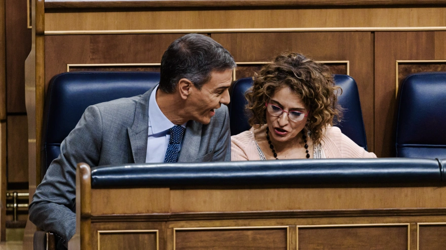 El presidente del Gobierno, Pedro Sánchez y la vicepresidenta primera y ministra de Hacienda