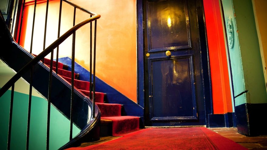 as víctimas eran trasladadas a un piso controlado por los acusados donde se les realizaban fotografías para anuncios de servicios sexuales y se les imponían condiciones laborales abusivas.