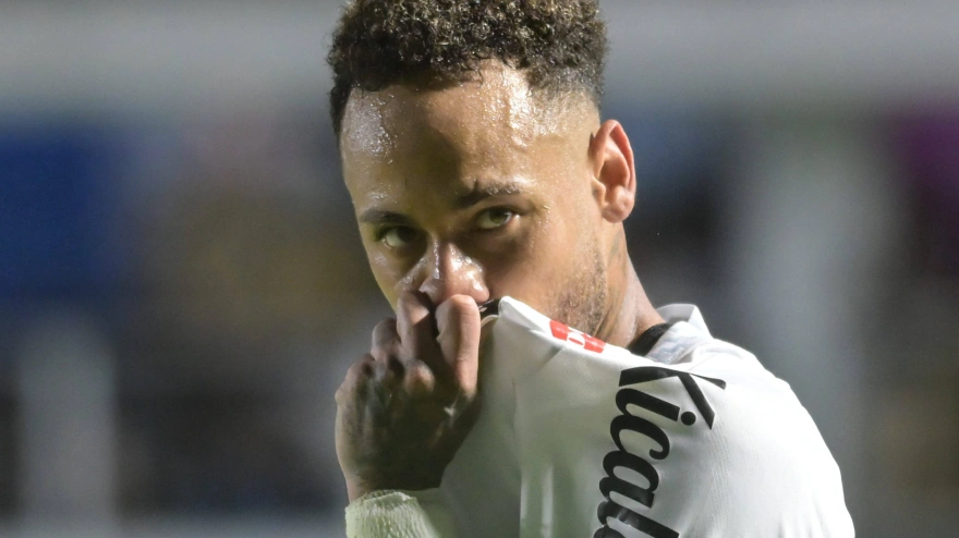 Neymar, besando el escudo de la camiseta del Santos